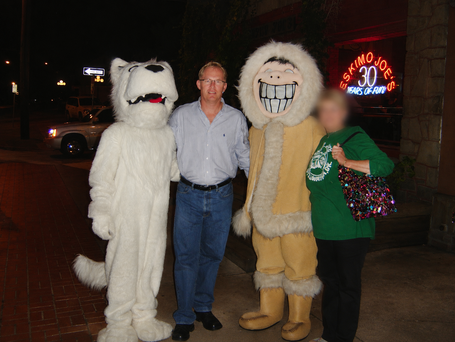 Jörn with Mike, Sheryl and the Eskimo Joe's mascots outside the restaurant in Stillwater, September 2005